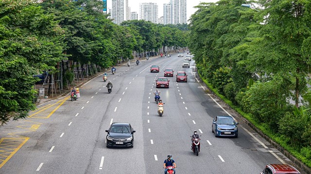Giao thông đông dần ngày đầu Hà Nội nới lỏng nhiều quận huyện