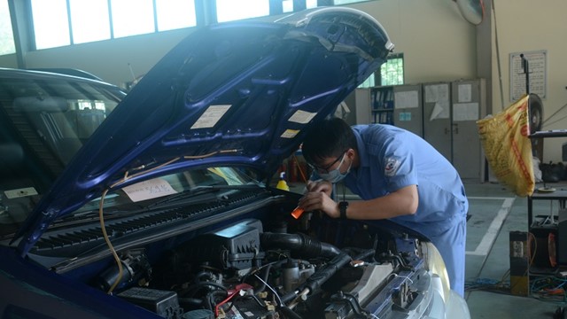 Người dân đi đăng kiểm đông sau khi thành phố được nới lỏng giãn cách