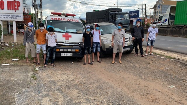 Xe cứu thương chở 6 người từ vùng dịch hòng thông chốt