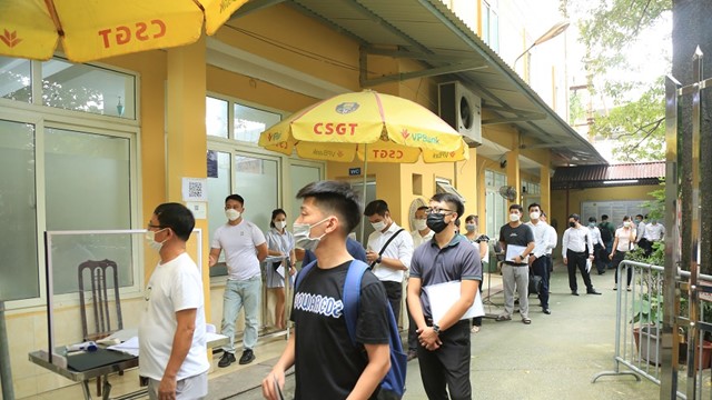 Hà Nội: Người dân xếp hàng dài chờ đăng ký xe