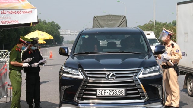 Chỉ những người đủ điều kiện mới có thể qua chốt vào Hà Nội