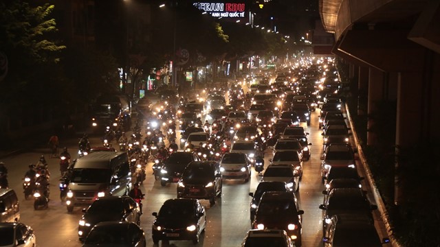 Hà Nội: Người dân đổ ra đường chơi ngày Lễ, nhiều tuyến phố ùn tắc