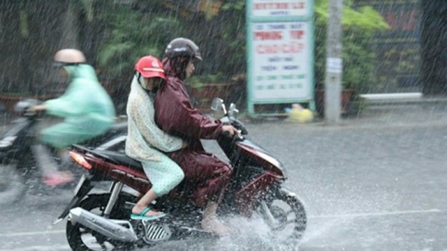 Kinh nghiệm tham gia giao thông khi trời mưa