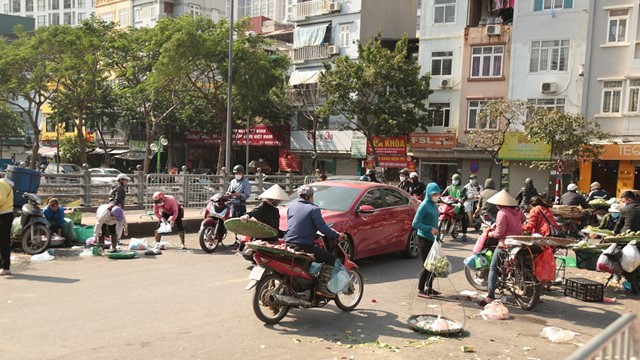 Cần phối hợp chặt chẽ, thường xuyên để xóa chợ cóc ở địa bàn giáp ranh phố Cầu Mới