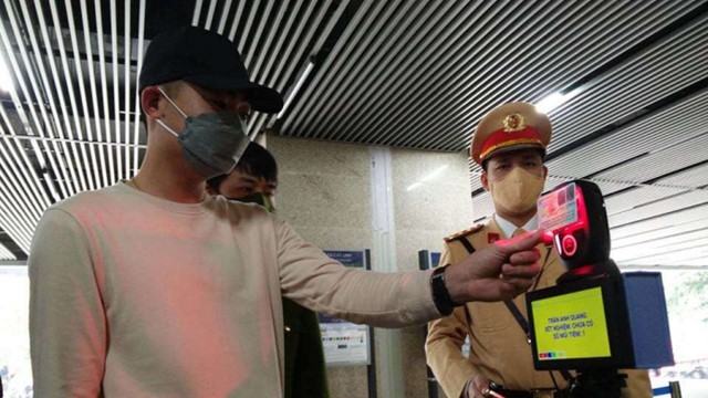 Khách đi tàu điện có thể khai báo y tế bằng căn cước công dân gắn chíp