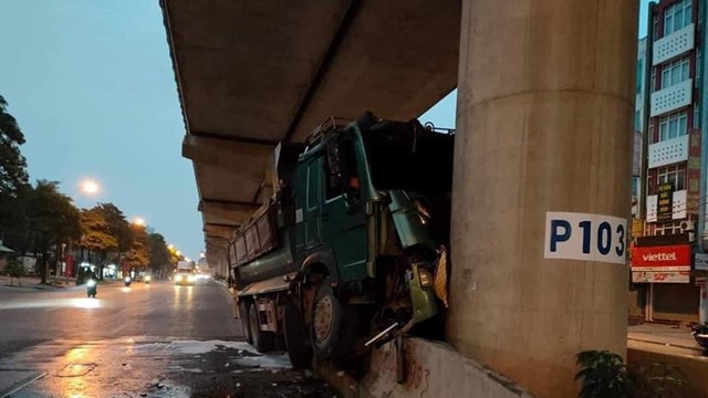 Xe tải đâm vào trụ đường sắt Nhổn - ga Hà Nội rồi bốc cháy