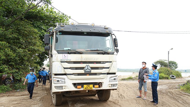 Ngăn chặn xe quá tải: Kiểm soát bến bãi, truy vết cơi nới thành thùng