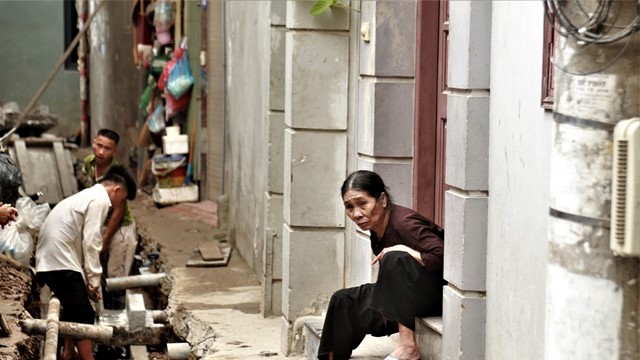 Nam Từ Liêm: Hàng chục hộ dân kêu cứu vì bước chân ra khỏi nhà là hố sâu