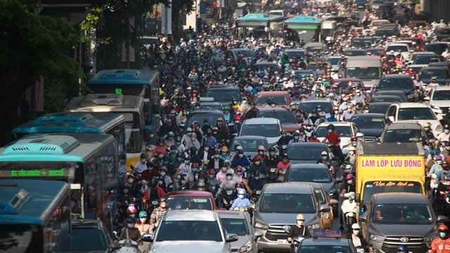 Đường phố Hà Nội lại chật người sau kỳ nghỉ lễ