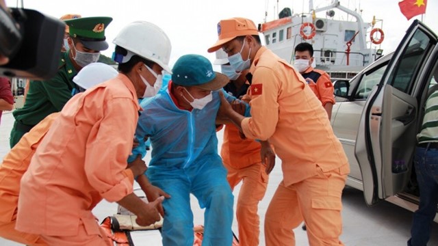 Khẩn trương đưa thủy thủ bị mắc bệnh hoang tưởng vào bờ
