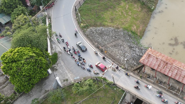 Hà Nội: Cây cầu người dân đi qua phải xếp hàng