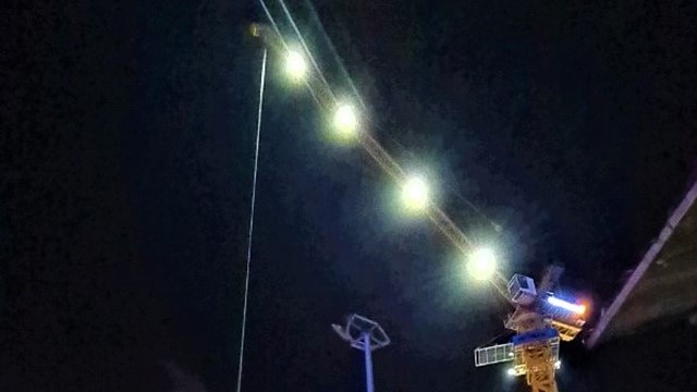 Cánh cổng sắt nặng hàng tấn lơ lửng trên đầu người tham gia giao thông