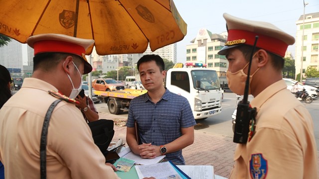 VIDEO: Lực lượng CSGT xử phạt phương tiện vi phạm trên đường Vành đai 3