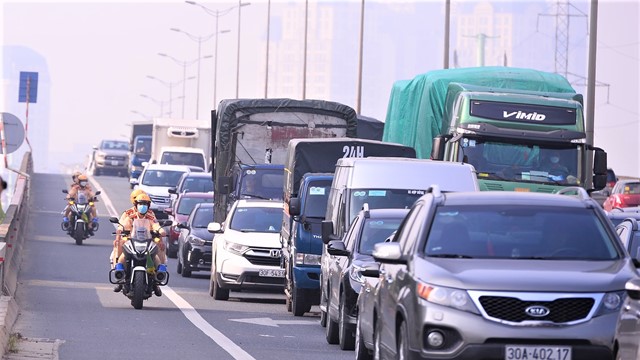 Tuần tra bằng xe đặc chủng trên đường Vành đai 3 để xử phạt vi phạm