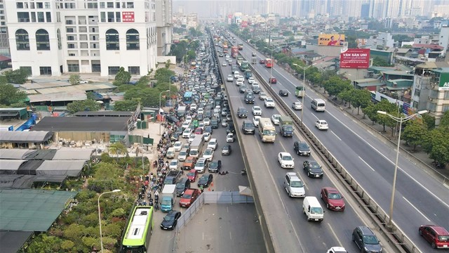 Lô cốt bủa vây, đường Nguyễn Xiển ùn tắc nghiêm trọng