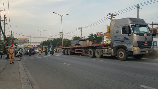 Tai nạn giao thông mới nhất hôm nay (24/12): Ô tô va chạm xe máy làm gãy trụ điện, 2 người thương vong