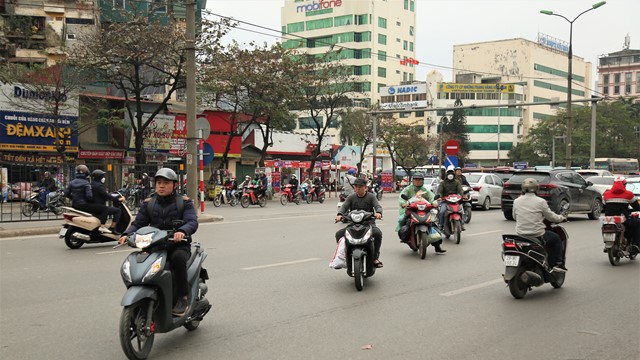 Đoàn xe ngược chiều vẫn nối đuôi nhau trên đường Giải Phóng