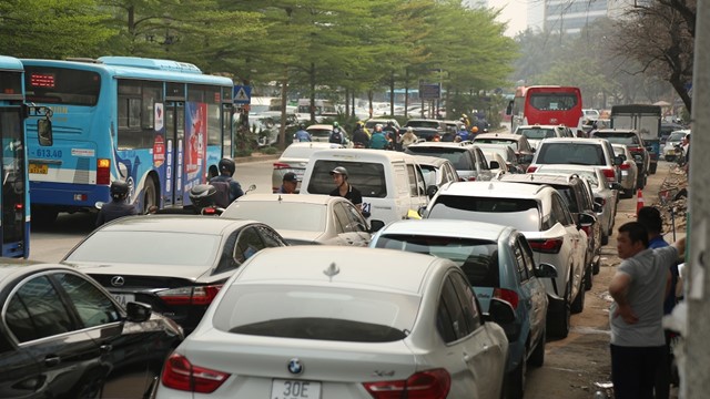 Hà Nội: Hàng trăm phương tiện nối đuôi nhau chờ đăng kiểm