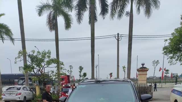 Lái xe dùng cả giấy tờ xe và tem đăng kiểm giả