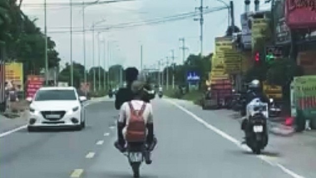 Huyện Ba Vì: 4 thiếu niên bốc đầu xe máy bị phạt nguội, tạm giữ phương tiện