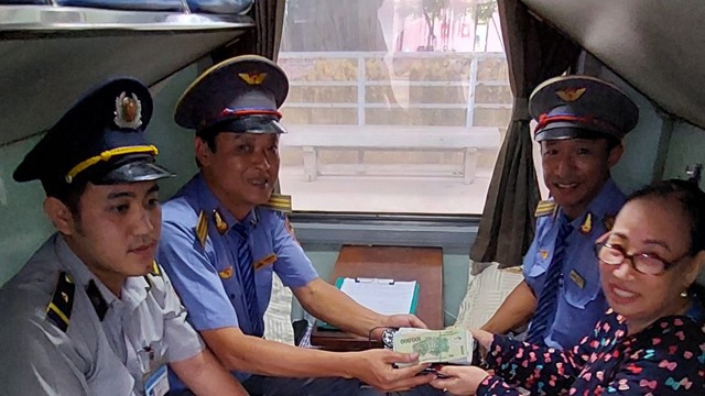 Trả lại hành khách số tiền lớn bỏ quên trên tàu 