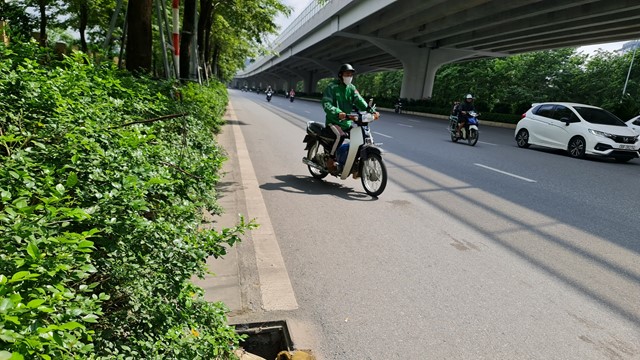 Miệng cống, hố ga “rình rập” người đi đường