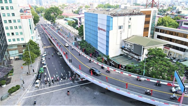 Ngắm cầu vượt chữ C gần 150 tỷ vừa mới thông xe ở Hà Nội