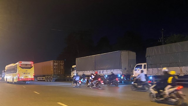 Nguy cơ mất an toàn giao thông trên đường Ngọc Hồi