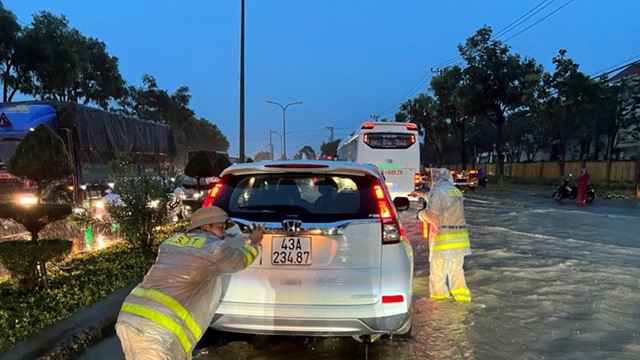 Khuyến cáo người dân tham gia giao thông mùa mưa bão