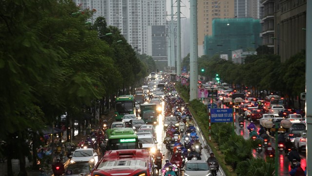 Hà Nội: Mưa lớn nhiều giờ đồng hồ, đường phố “tê liệt”