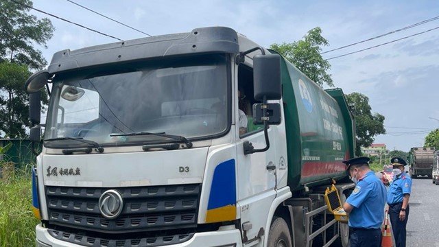 Phạt nặng xe chở rác quá tải