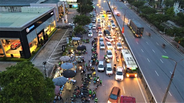 Taxi dừng đỗ trước cổng Bến xe Nước Ngầm: Biết phạt nặng vẫn vi phạm