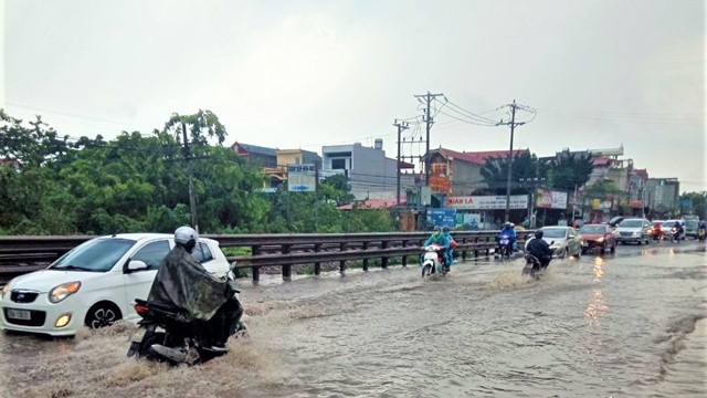 Người dân huyện Thường Tín khổ vì đường cứ mưa lại ngập