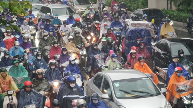 Mưa lớn đầu giờ sáng, đường phố Hà Nội ùn tắc kéo dài 