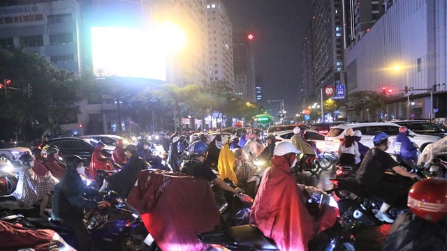 Đường phố Hà Nội ùn tắc kinh hoàng trong mưa