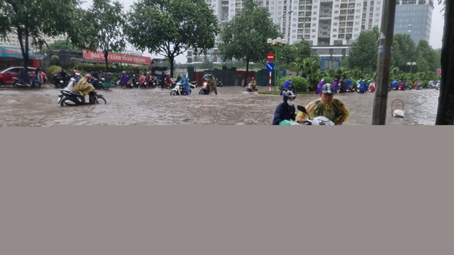 Mưa ngập, tắc đường khắp Hà Nội 