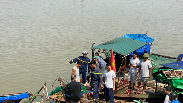Va chạm xà lan và tàu cá trên sông Hồng, 1 người tử vong