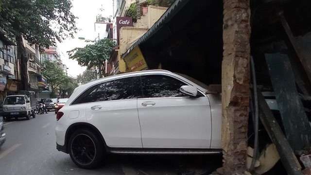 Xe sang đâm vào nhà dân lúc rạng sáng