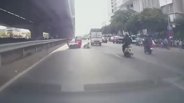 Truy tìm tài xế xe tải chèn ngã xe máy rồi bỏ chạy