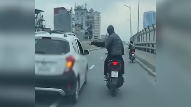 CLIP: Hai thanh niên đi xe máy lên Vành đai 2 dọa nạt, chặn đầu ô tô