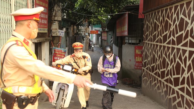 Xử phạt nhiều người dân đi xe ngược chiều trên đường Tố Hữu