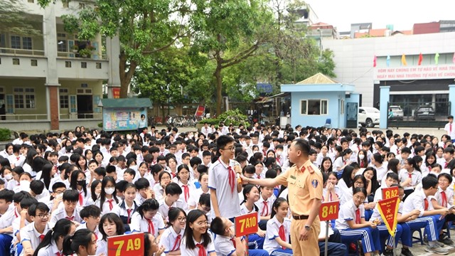 Cảnh sát giao thông tới tận trường học tuyên truyền pháp luật cho học sinh