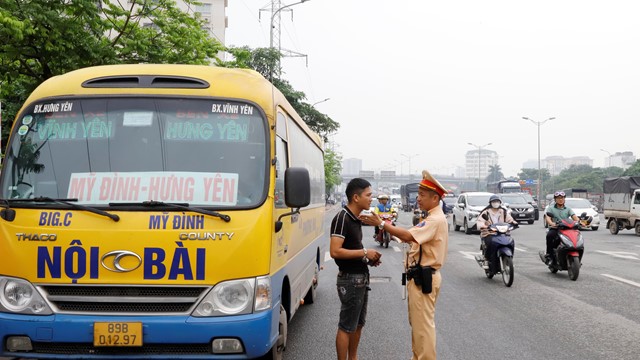 Cảnh sát giao thông Hà Nội xử lý hàng loạt xe khách vi phạm trước kỳ nghỉ lễ