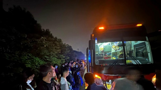 Tài xế xe khách không có bằng lái liều lĩnh chở hàng chục người về quê nghỉ lễ