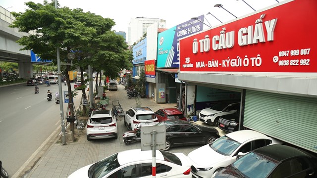 Hà Nội: Hàng loạt showroom chiếm dụng vỉa hè bày bán ô tô