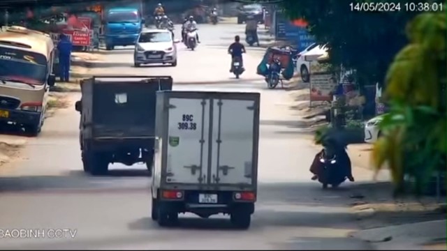 Tài xế buồn ngủ khiến chiếc xe tải đánh võng trên đường