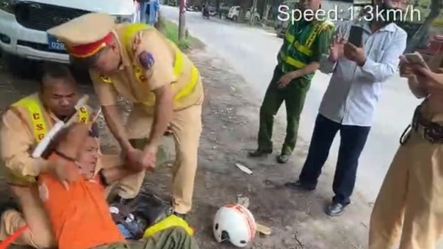 Hà Nội: Người đàn ông say rượu lăng mạ, tấn công cảnh sát giao thông