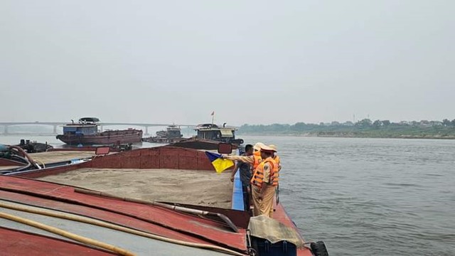 Tăng cường xử lý nhiều trường hợp vi phạm trên sông Hồng