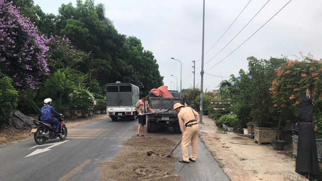 Cần mức phạt thích đáng cho hành vi làm rơi vãi dầu, mỡ ra đường
