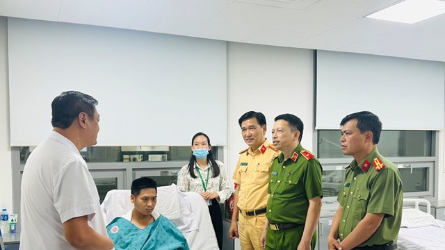 Chiến sĩ cảnh sát giao thông bị lái xe ba gác tông trọng thương